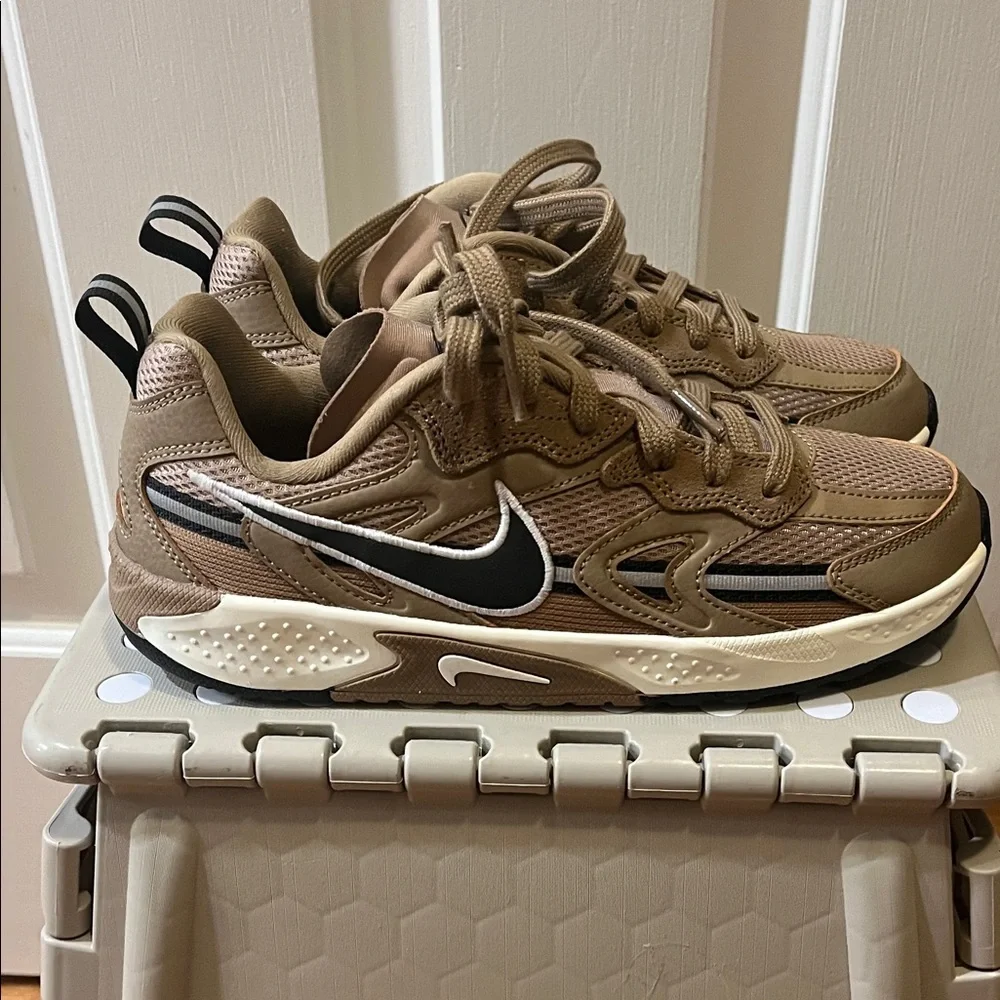 NWOT Nike Tan and Black Athletic Shoes Size 7 Women’s - Picture 1 of 5